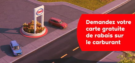 Demandez votre carte gratuite de rabais sur le carburant.L'animation d'une station Esso en vue de plongée. Deux véhicules quittent la station dans des directions opposées