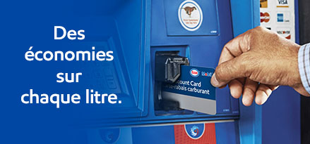 Personne insérant une carte de réduction sur le carburant dans la pompe à essence