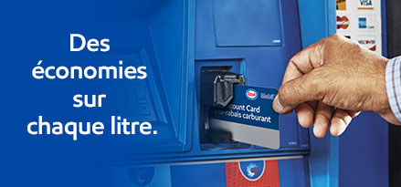 Personne insérant une carte de réduction sur le carburant dans la pompe à essence