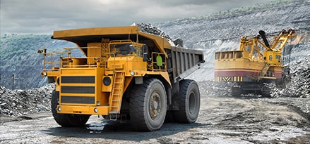 Camion jaune de transport par temps froid