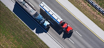 Camion livrant du carburant