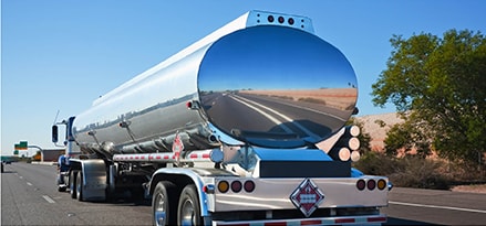 Distributeurs indépendants de carburants sur la route