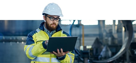 Travailleur de l’industrie des lubrifiants à une usine